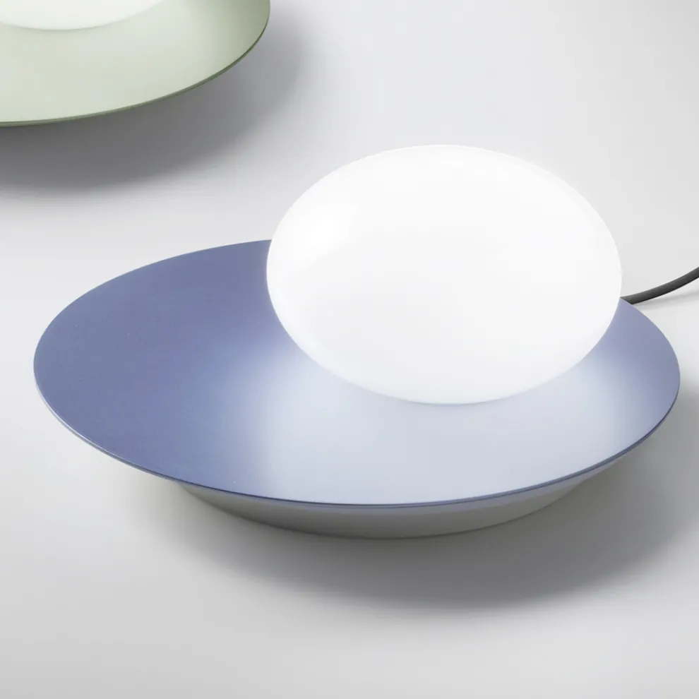 Stehlampe aus Aluminium, Metall und weißem Glas - Luma