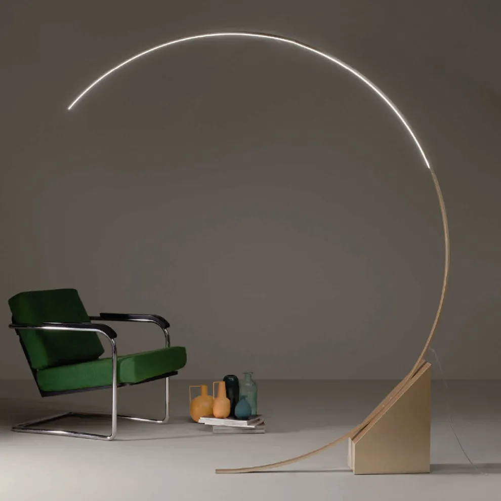 Stehlampe aus lackiertem Metall mit dimmbarem LED-Licht – Eukalyptus