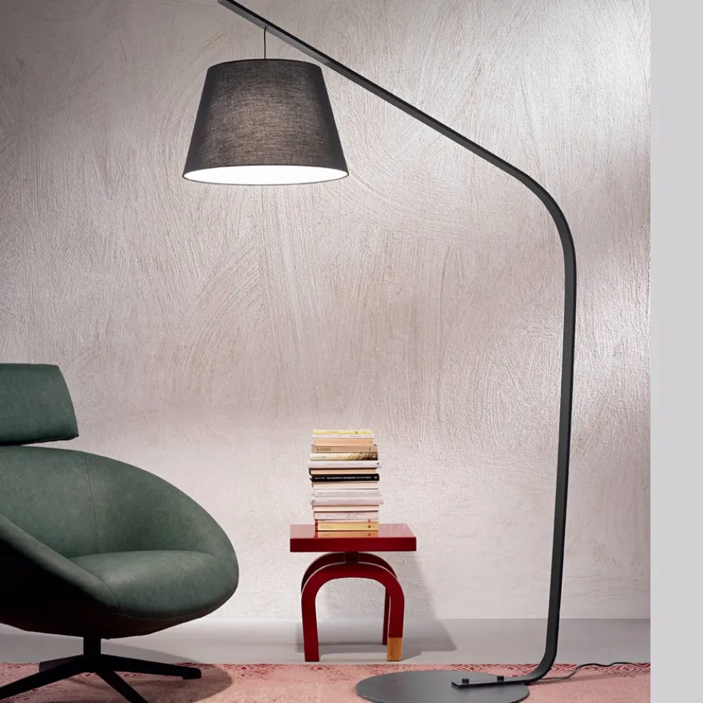 Stehlampe aus Metall mit Lampenschirm mit Stoffbezug - Rivella