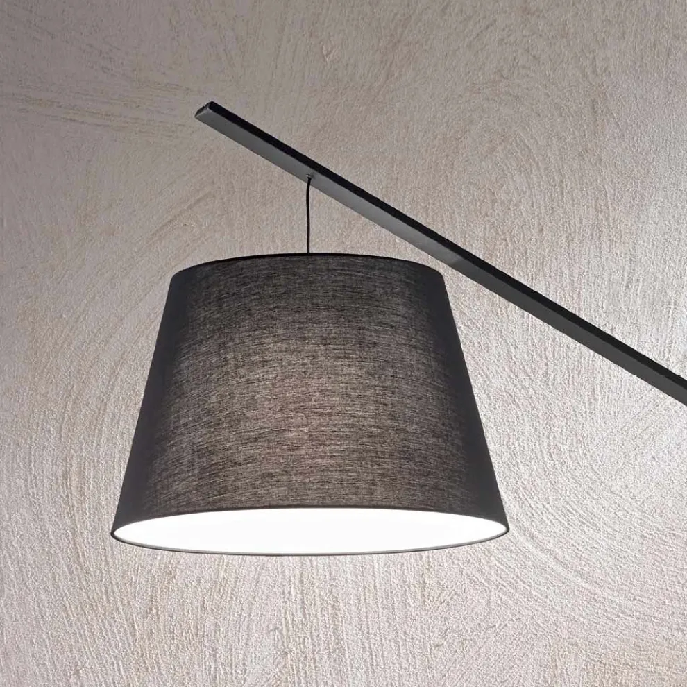 Stehlampe aus Metall mit Lampenschirm mit Stoffbezug - Rivella
