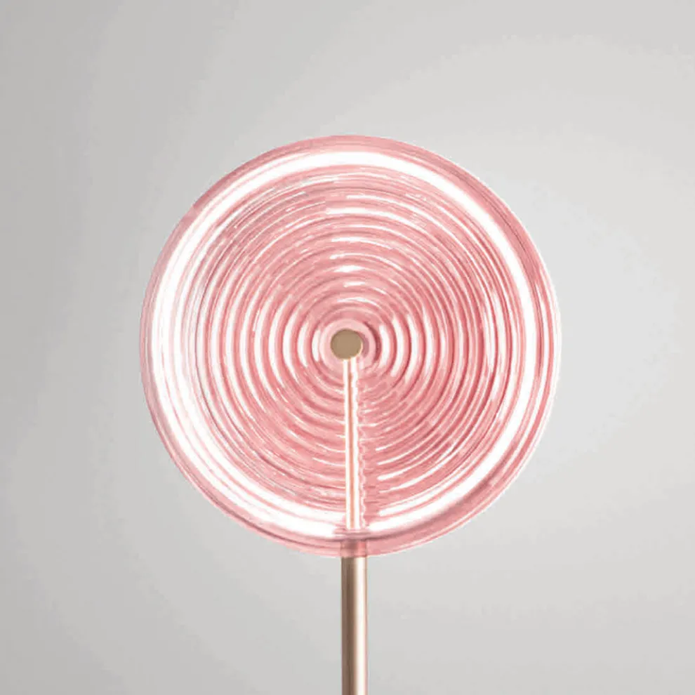 Stehlampe aus Metall und Glas, verziert mit konzentrischen Linien – Hackberry