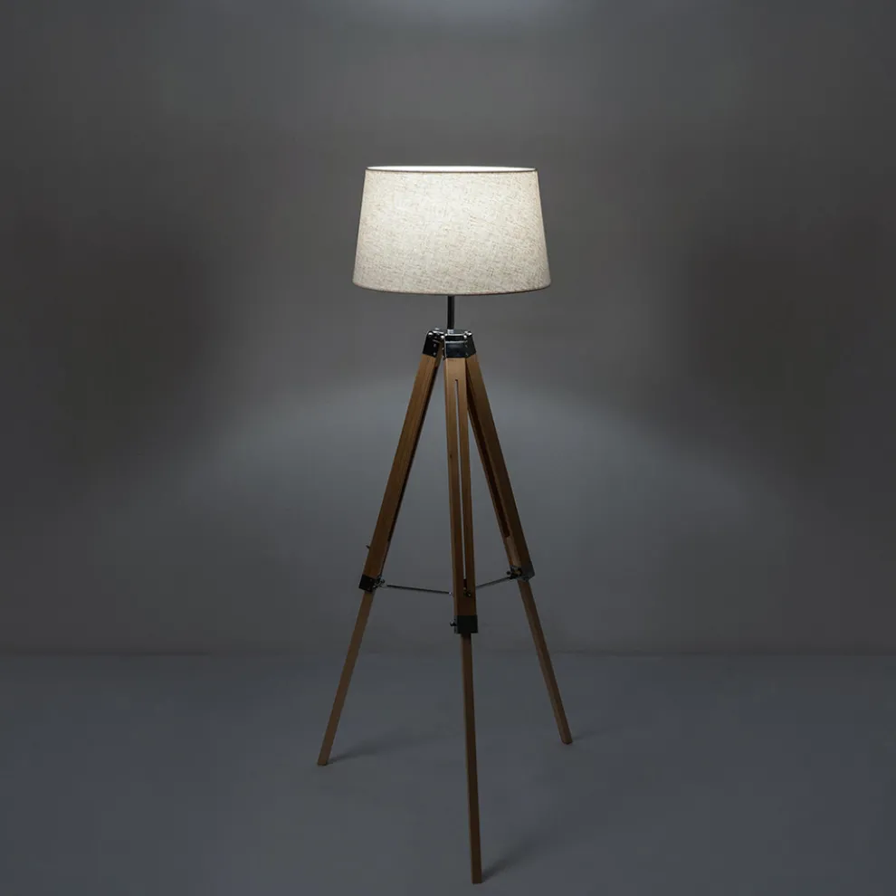 Stehlampe mit 3-Fuß-Holzfuß und Lampenschirm aus Segeltuch - Evette