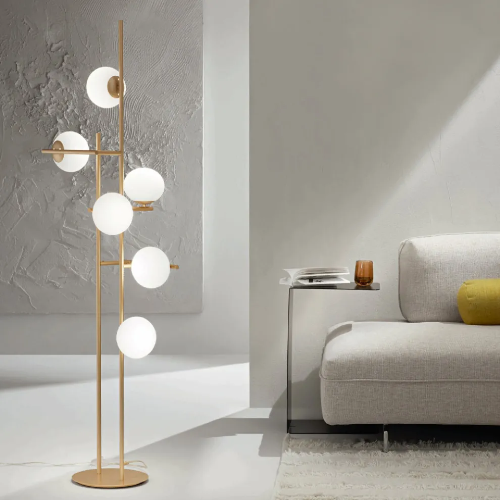 Stehlampe mit LED aus goldlackiertem Metall und mundgeblasenem Glas - Ailanto