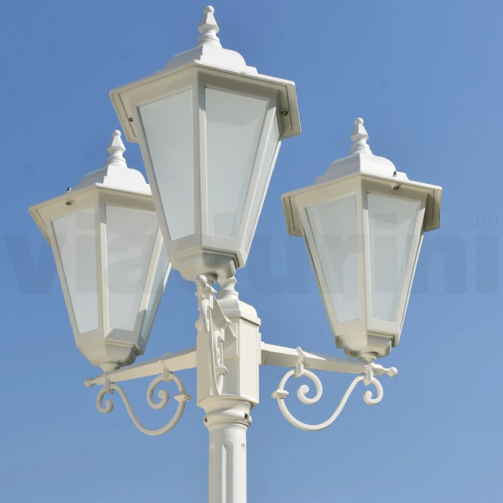 Straßenlaterne im Vintage-Stil mit 3 Lichtern aus Aluminium und Glas, hergestellt in Italien – Terella
