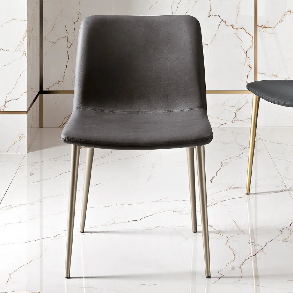 Stuhl aus Faserstoff in Lederoptik und Metallbeinen Made in Italy - Amane