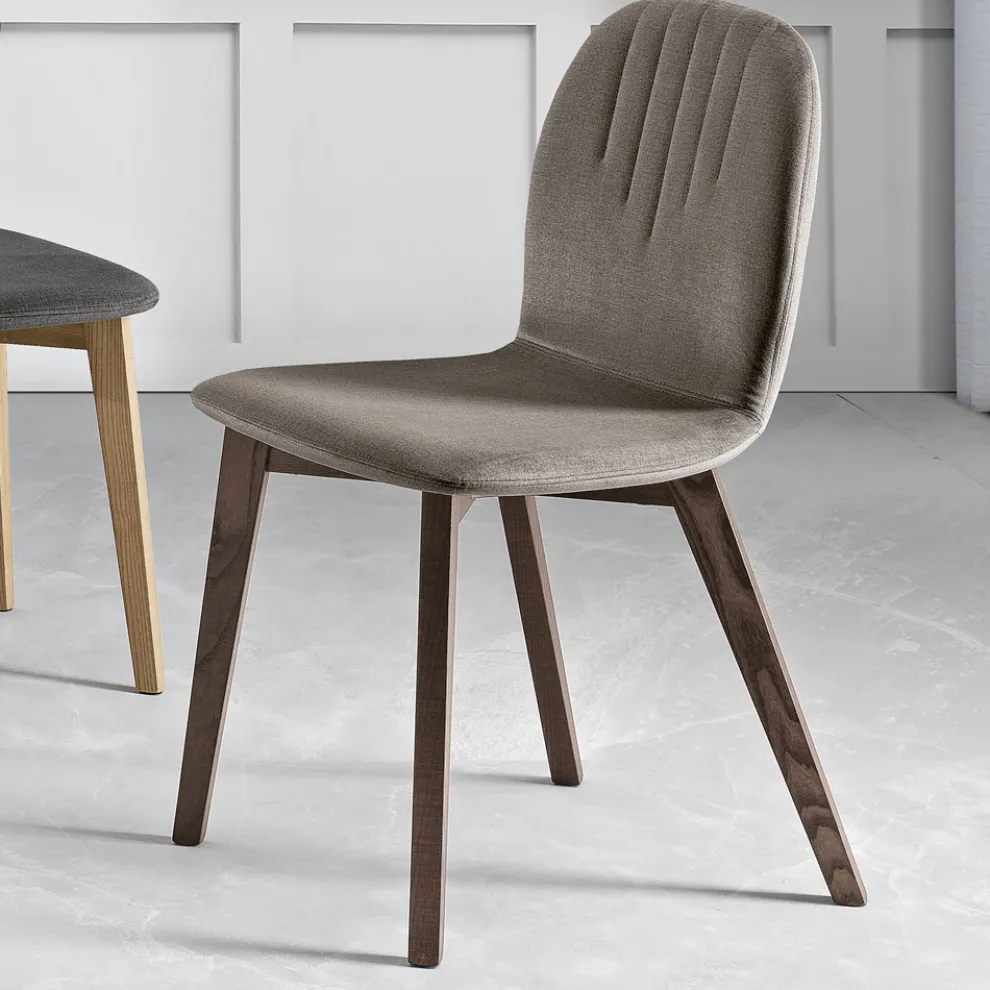 Stuhl mit Monocoque-Stoffsitz und Holzbeinen Made in Italy - Nezoku