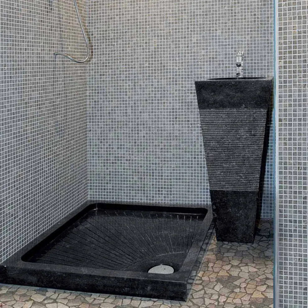 Säulenwaschbecken aus schwarzen Naturstein Pyramidenform Nias