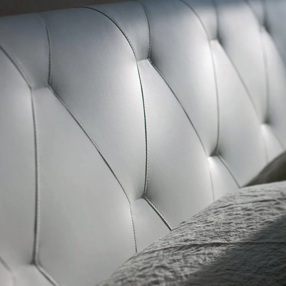 Doppelbett mit Holzstruktur mit Polyurethan überzogen - umgedreht