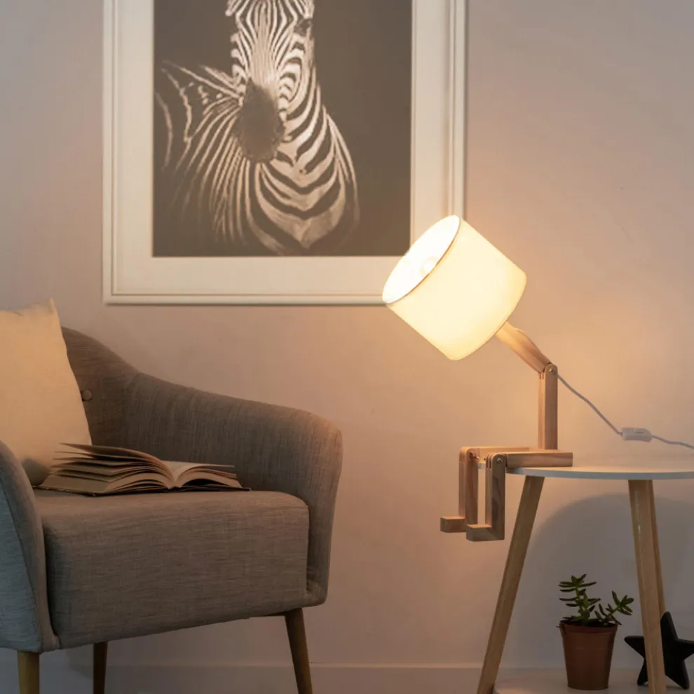 Tischlampe aus Naturholz mit Lampenschirm aus weißem - blauem Leinen