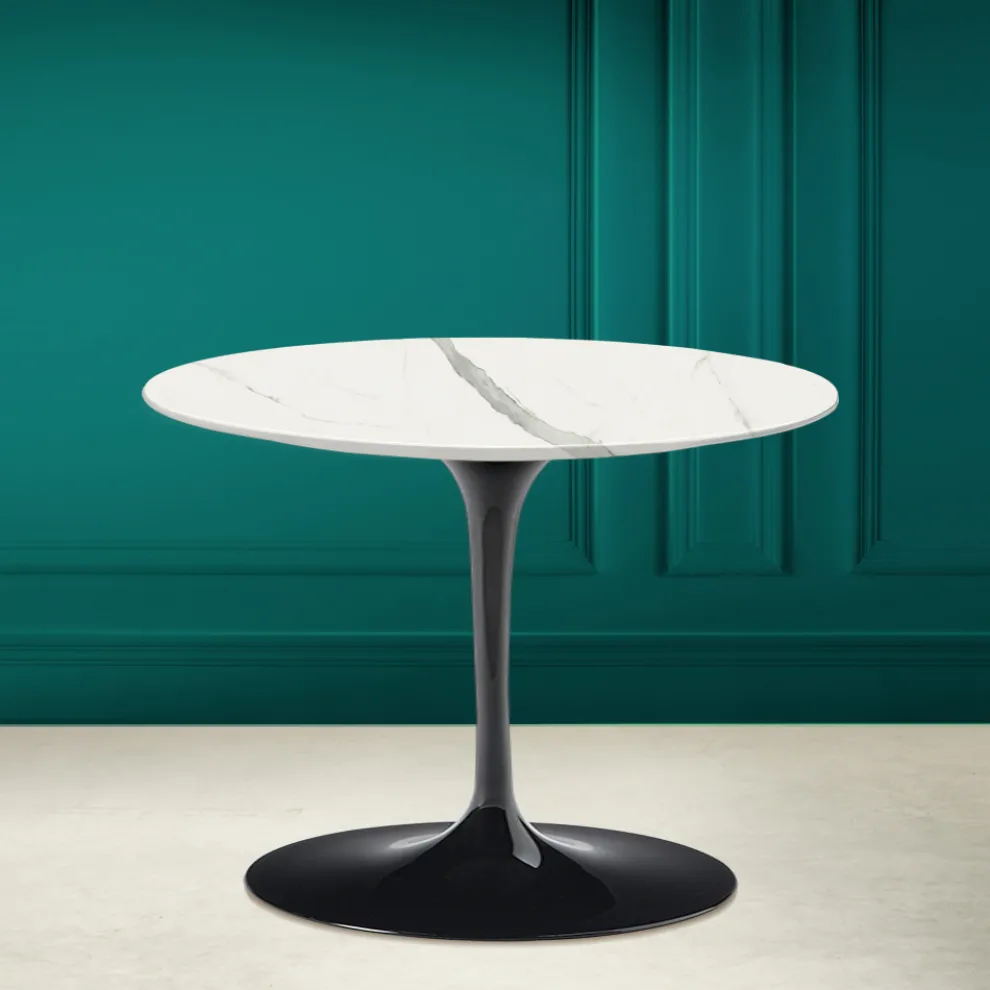 Tulip Eero Saarinen H 41 Couchtisch aus vollgeäderter Statuenkeramik, hergestellt in Italien – Scarlet