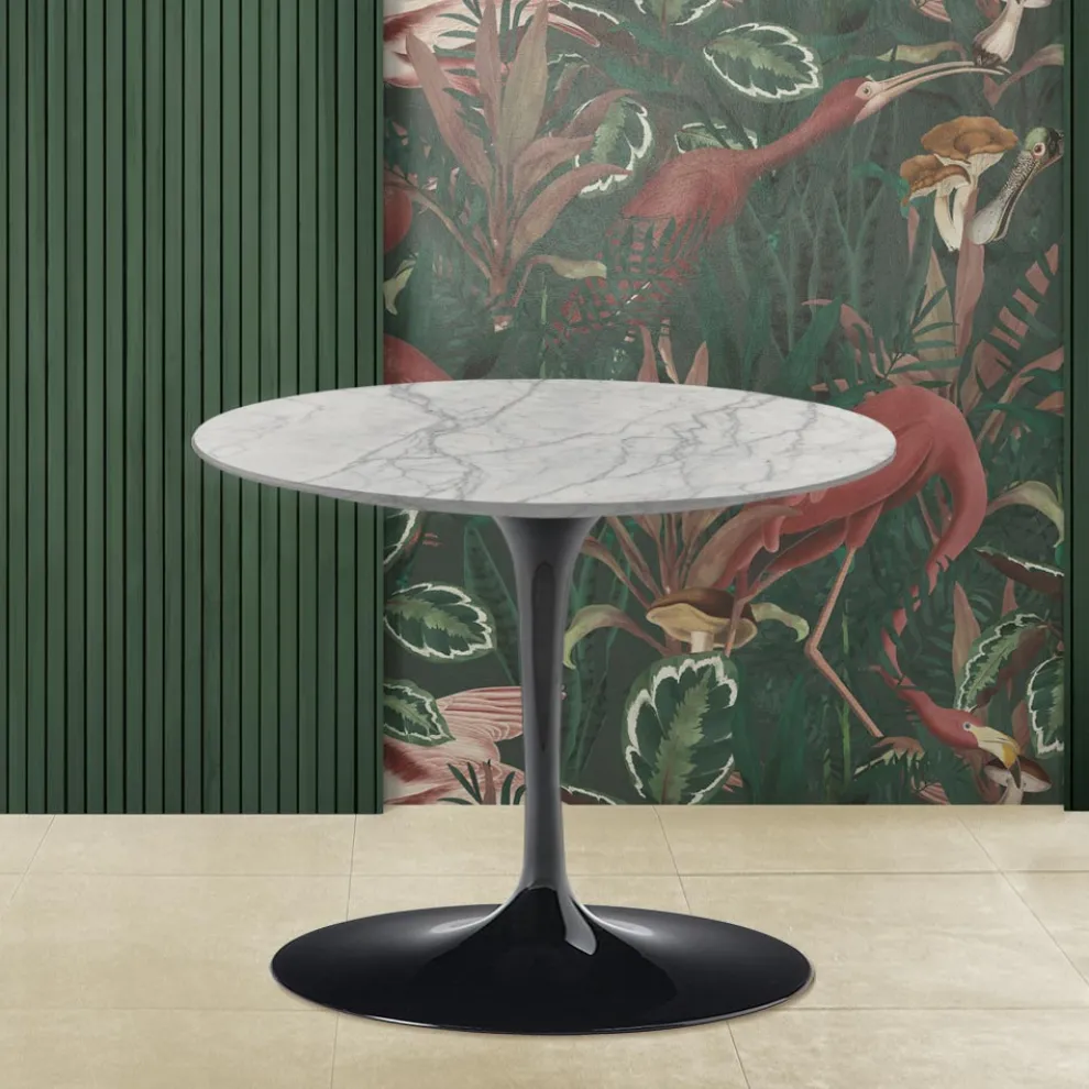 Tulip Eero Saarinen H 39 Couchtisch mit Platte aus Carrara-Marmor Statuarietto – Scarlet