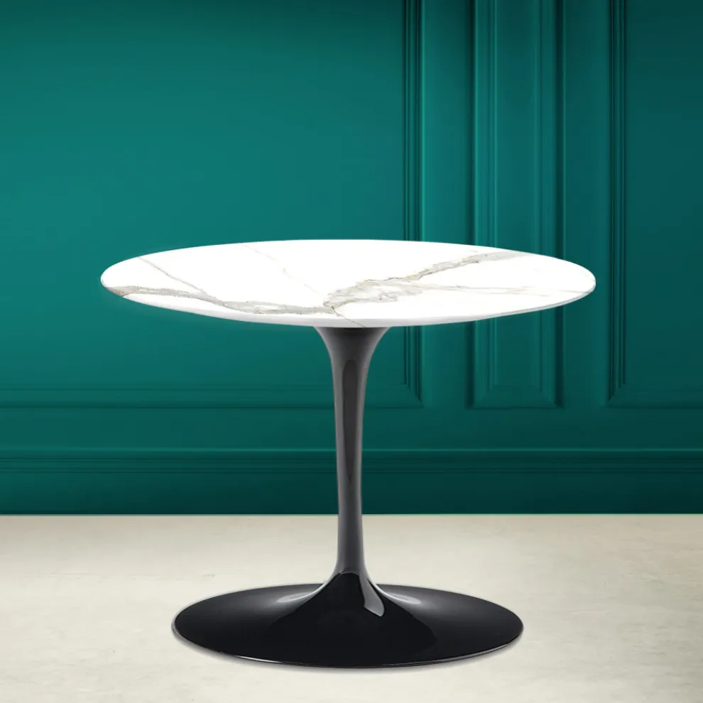 Tulip Eero Saarinen H 41 Couchtisch aus Calacatta Michelangelo Keramik – Scarlet