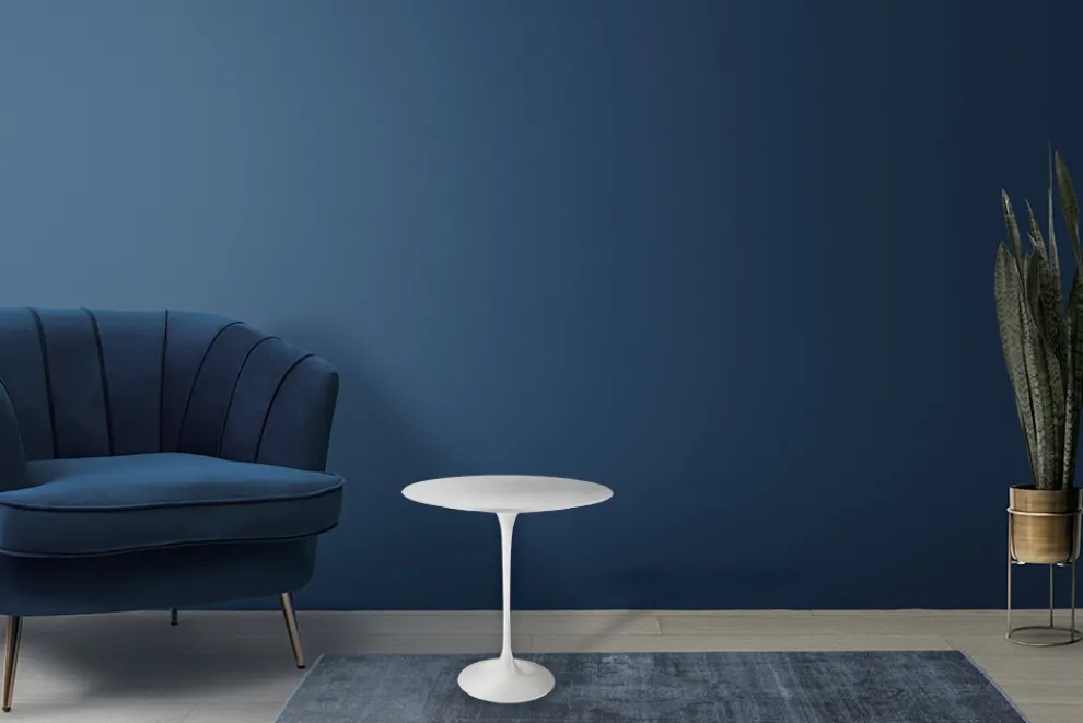 Tulip Saarinen Couchtisch H 52 mit ovaler Platte aus weißem Flüssiglaminat, hergestellt in Italien – Scarlet