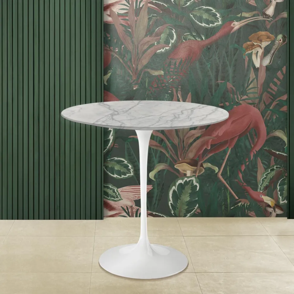 Tulip Saarinen H 52 Ovaler Couchtisch aus Carrara-Marmor Statuarietto, hergestellt in Italien – Scarlet