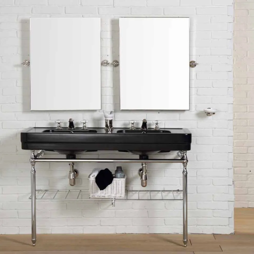 Vintage Badezimmerkomposition mit doppelter schwarzer Konsole auf Doppelstruktur