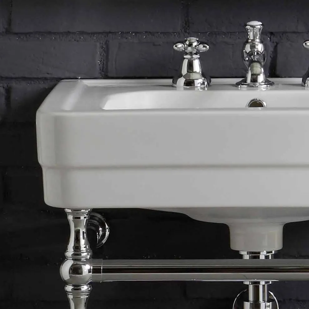 Vintage Badezimmermöbel Komposition mit Waschbecken auf Metall Beauty Struktur