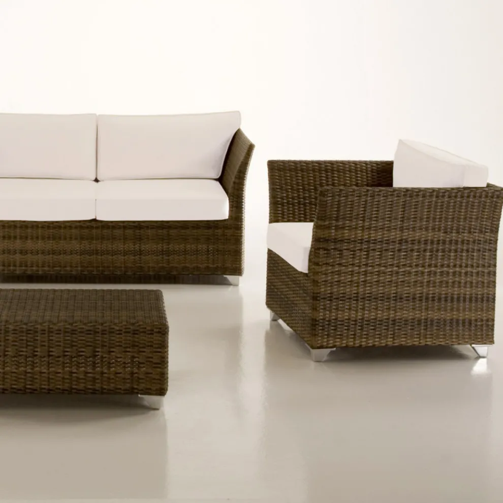 REHAU Polyrattan Garten-Lounge-Set und weiße Kissen - Pepe