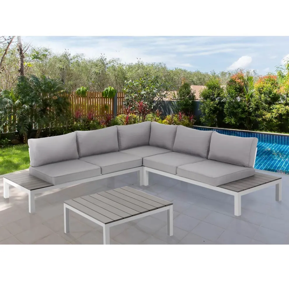 Wohnzimmer im Innen- und Außenbereich mit Sofa und Couchtisch aus mattweißem Aluminium – Dire