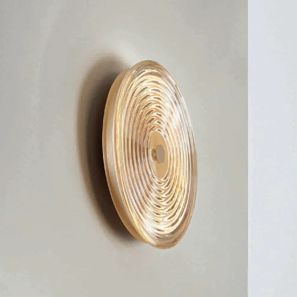 Wandleuchte aus lackiertem Metall und Glas, verziert mit konzentrischen Linien – Hackberry