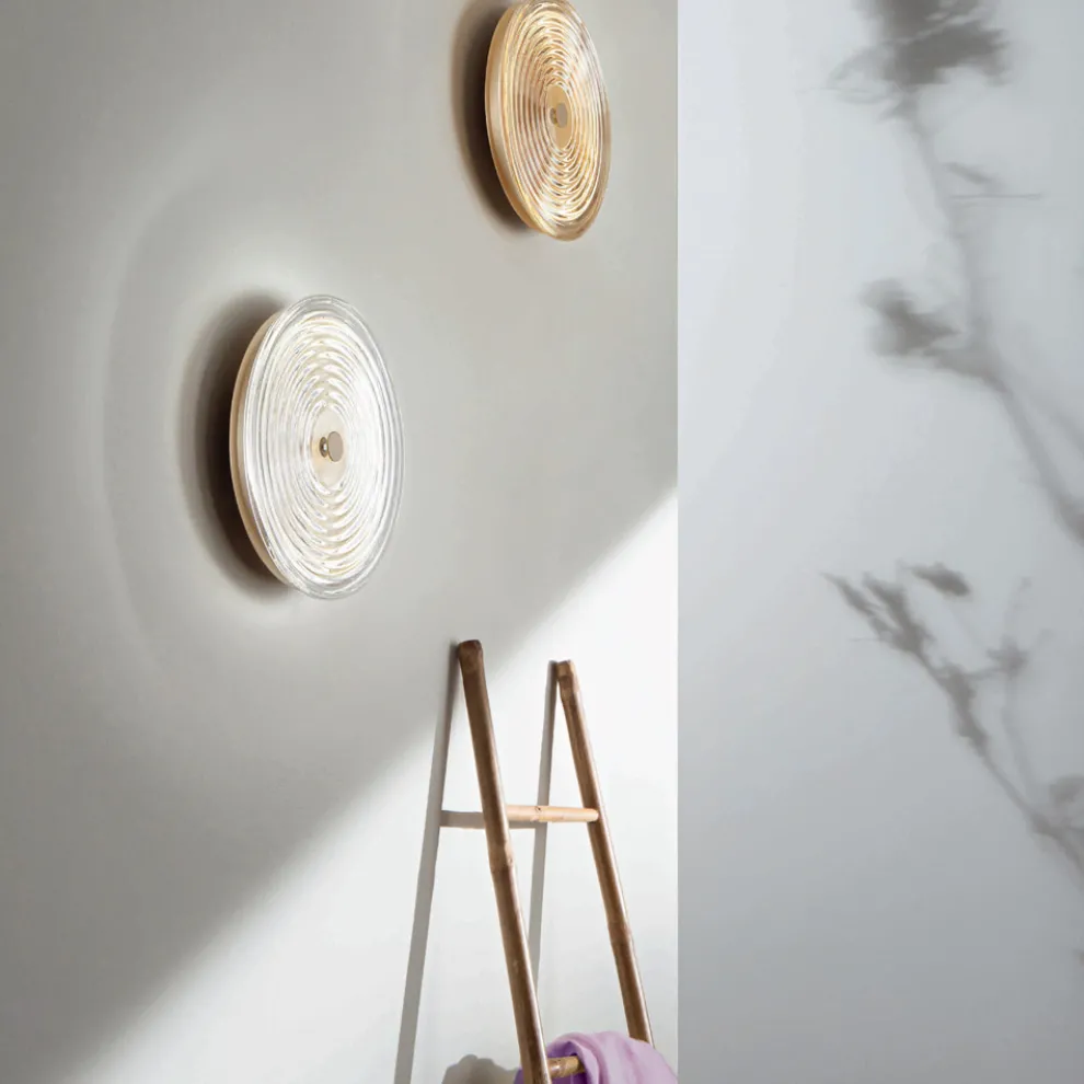 Wandleuchte aus lackiertem Metall und Glas, verziert mit konzentrischen Linien – Hackberry