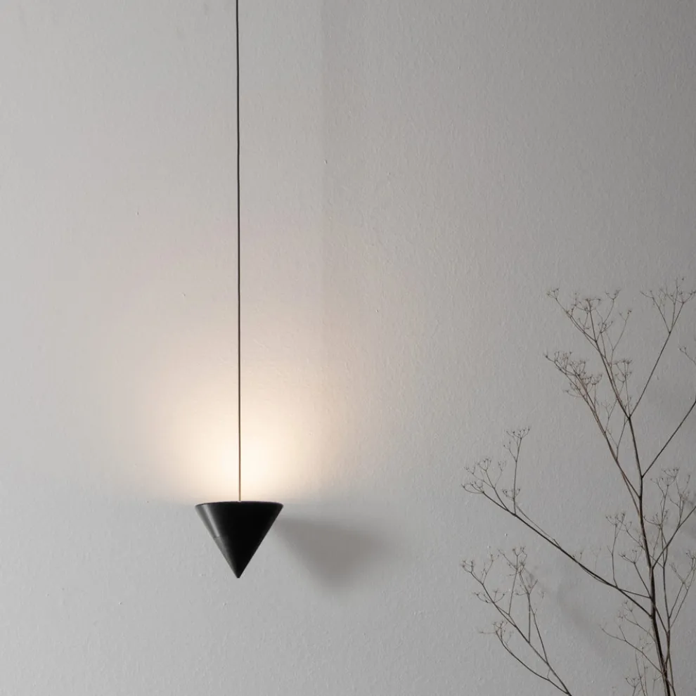 Wandleuchte aus schwarzem Aluminium und Kegel Tolles minimalistisches Design - Mercado