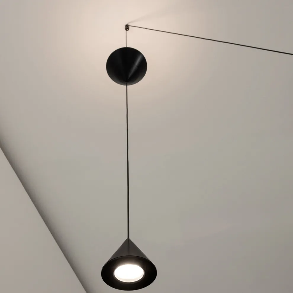 Wandleuchte aus schwarzem Aluminium und minimalistischem Doppelkegel-Design - Mercado