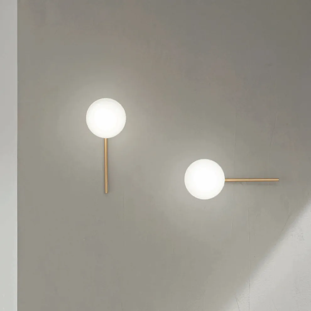 Wandleuchte mit LED aus goldlackiertem Metall und mundgeblasenem Glas - Ailanto