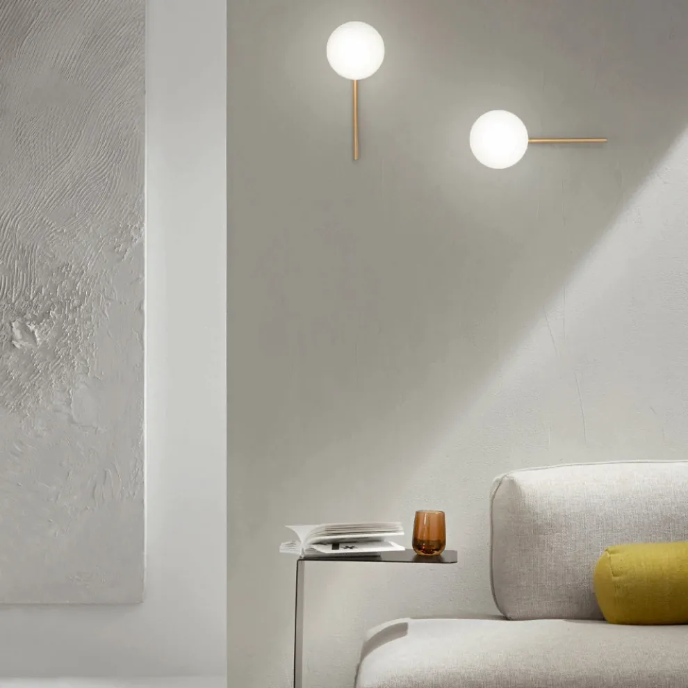 Wandleuchte mit LED aus goldlackiertem Metall und mundgeblasenem Glas - Ailanto