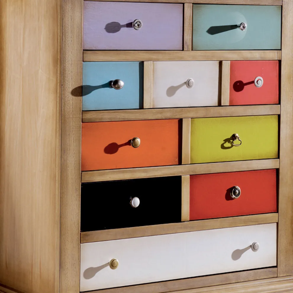Kommode mit Schubladen in allen Farben und verschiedenen Griffen, hergestellt in Italien – Aditya