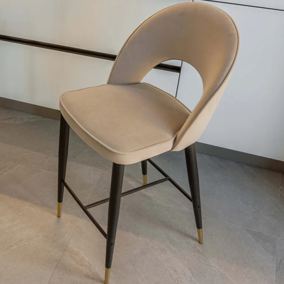 Wohnzimmerhocker mit Metallstruktur und galvanisierten Messingspitzen - Sergei