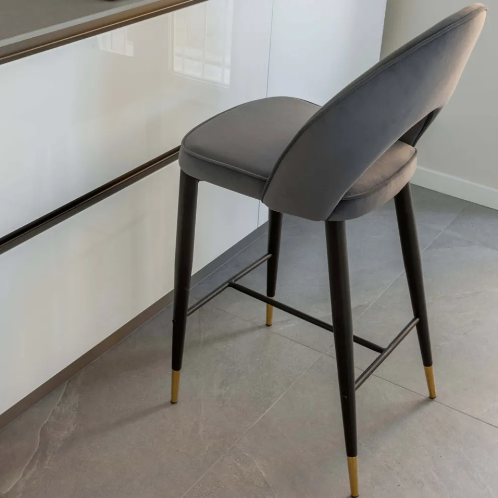 Wohnzimmerhocker mit Metallstruktur und galvanisierten Messingspitzen - Sergei