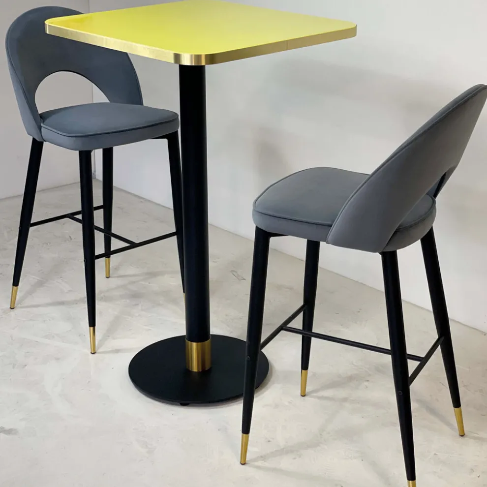 Wohnzimmerhocker mit Metallstruktur und galvanisierten Messingspitzen - Sergei