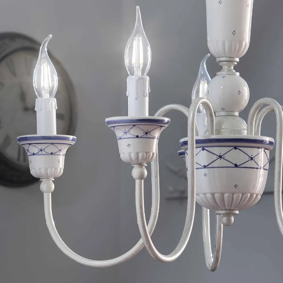 Wohnzimmer-Kronleuchter mit 5 Lichtern aus handbemalter Keramik und Messing - Sanremo