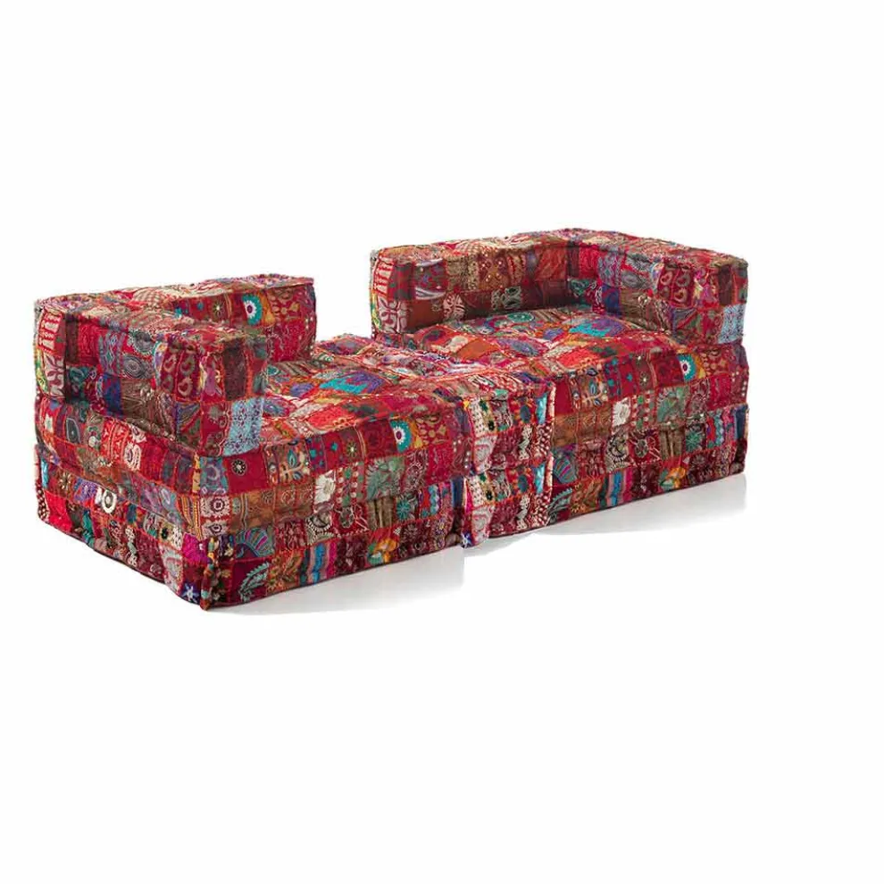 Zweisitzer-Sofa, bezogen mit Ethno-Design. Farbiger Stoff - Faser