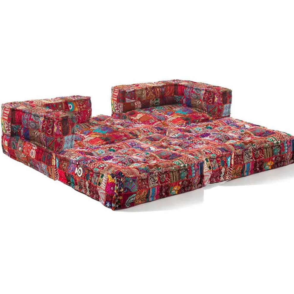 Zweisitzer-Sofa, bezogen mit Ethno-Design. Farbiger Stoff - Faser