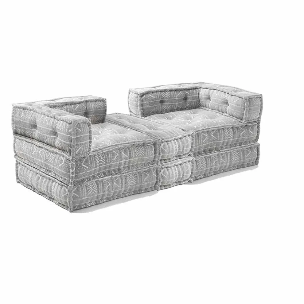 Zweisitzer-Sofa, bezogen mit Ethno-Design. Farbiger Stoff - Faser